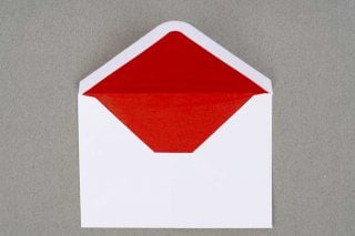 Buste DIN C6, bianche con fodera rossa